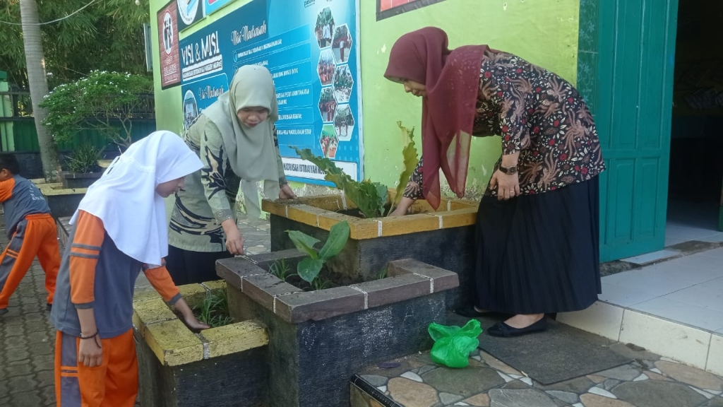 Asta aksi go green: penanaman pohon di MIN Maros (foto: ist).