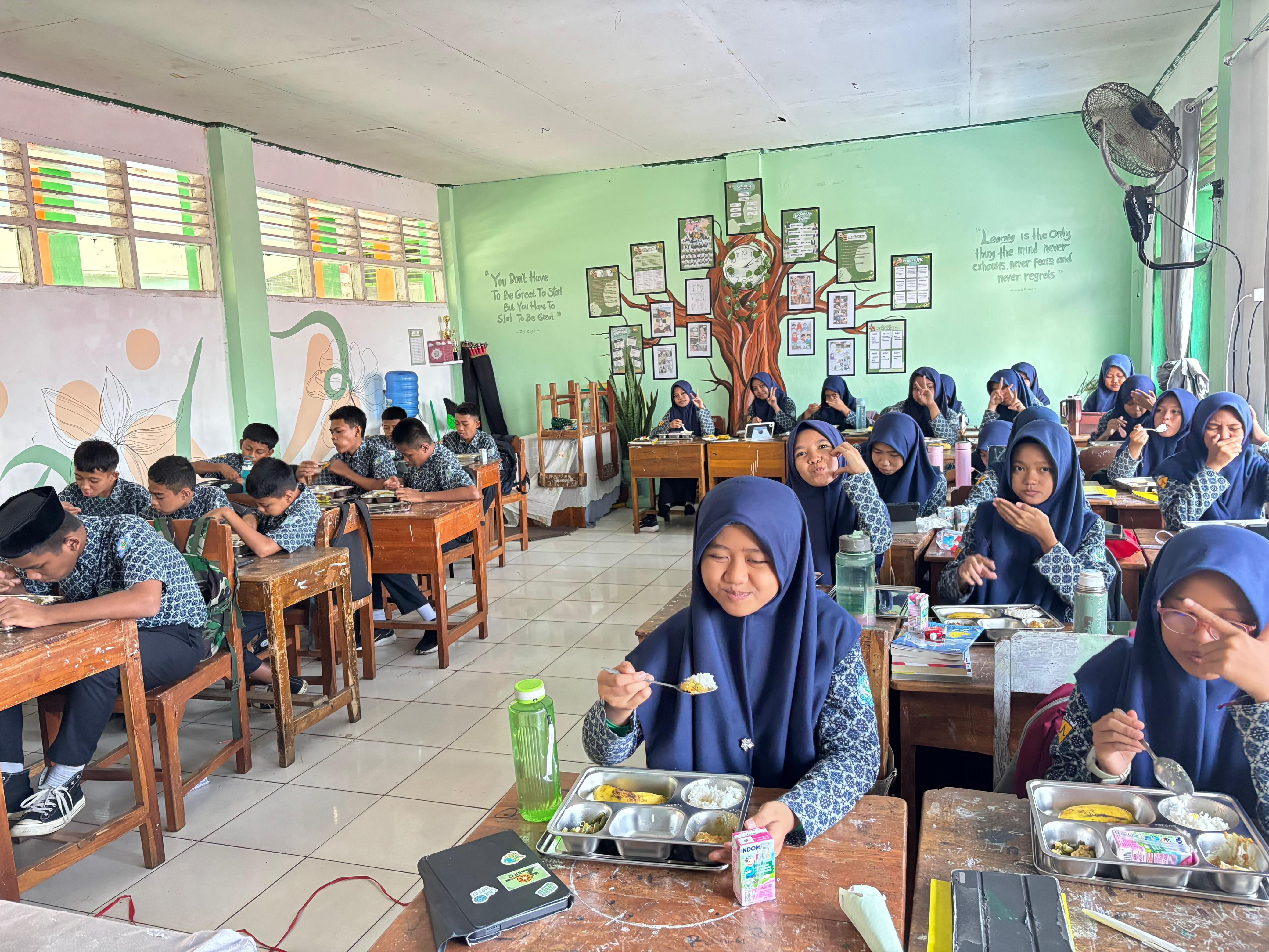 Para siswa saat makan bersama