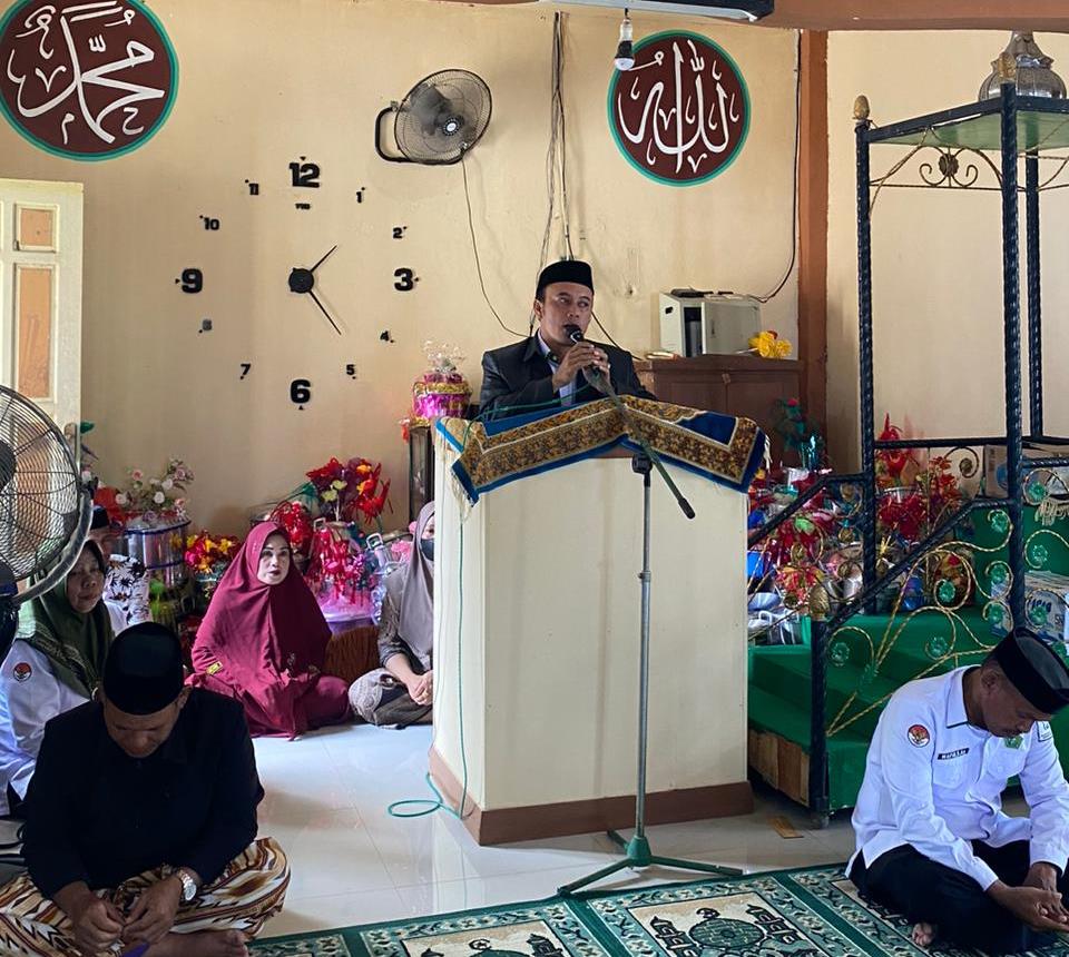 Kepala KUA Cenrana, Marratang, S.Ag., menyampaikan sosialisasi  (GAS) dalam rangkaian Maulid Nabi di Masjid Al-Istiqomah, Desa Panyiwi