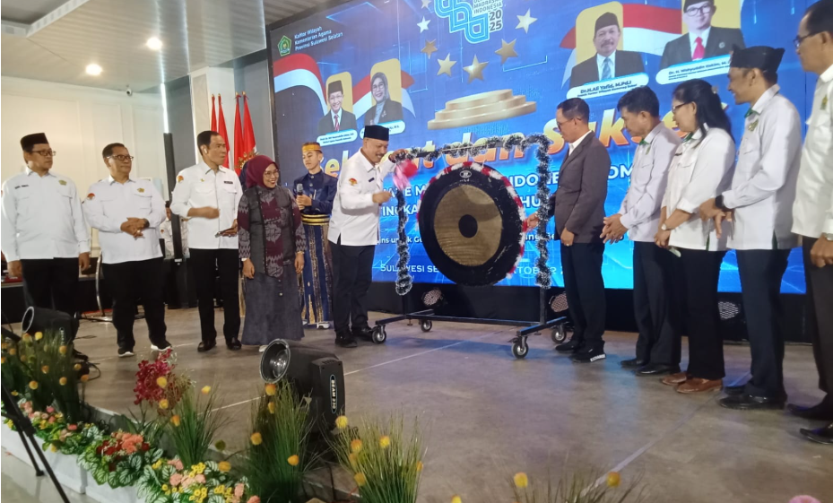 Pemukulan gong oleh Kakanwil sebagai tanda dimulainya kompetisi akademik bergengsi antar madrasah