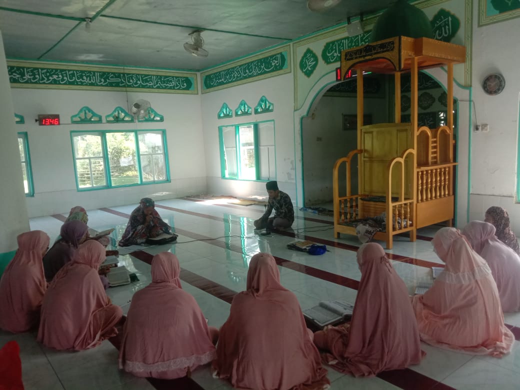 Jamaah majelis taklim Baabussaadah desa cakke Bone fokus mendengar kajian shalat berjamaah