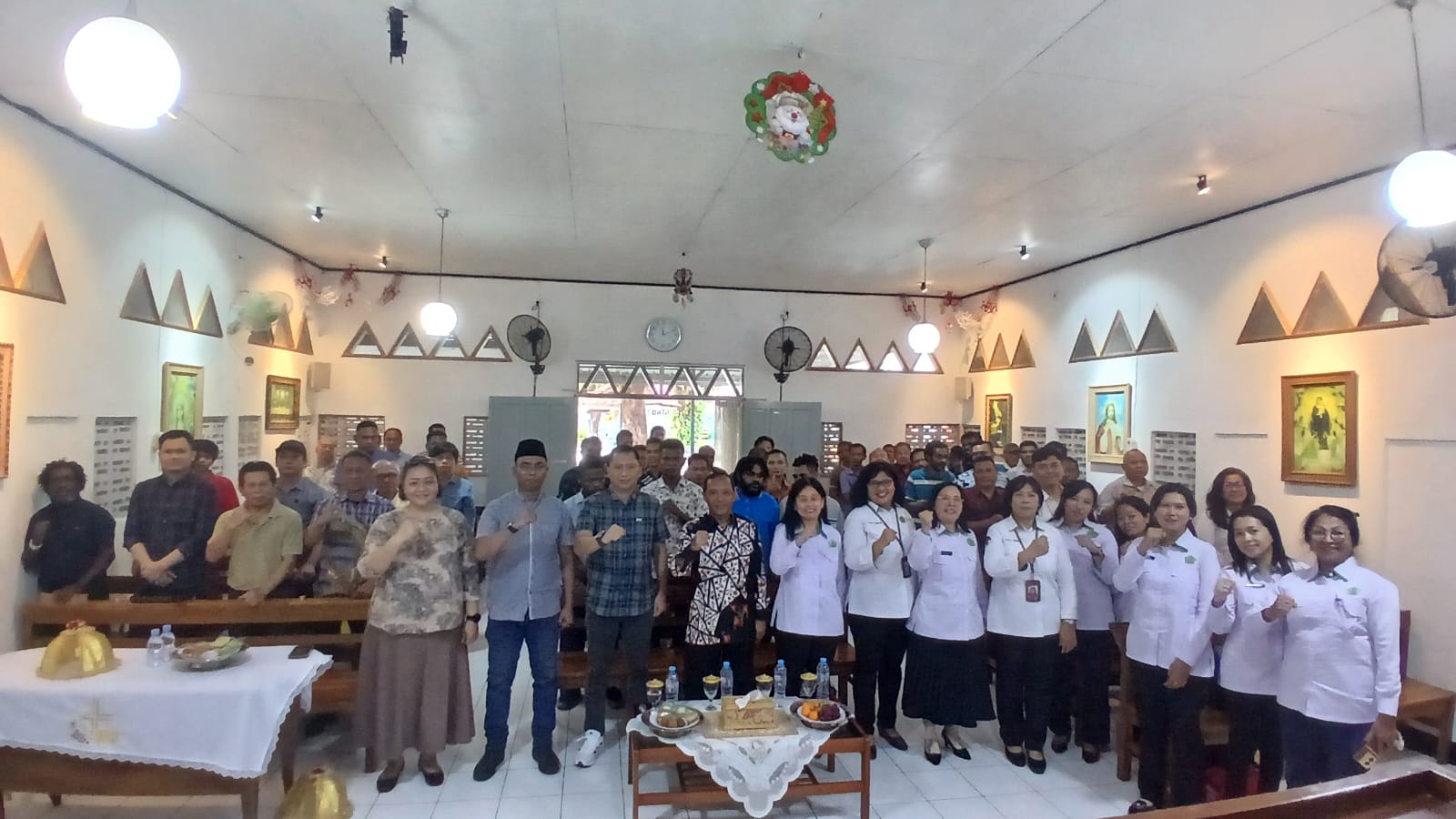 Foto bersama memperingati Hari Kenaikan Yesus Kristus ke Surga, Penyelenggara Kristen Kementerian Agama Kota Makassar menggelar ibadah dan perayaan khusus di Lapas Kelas I Makassar