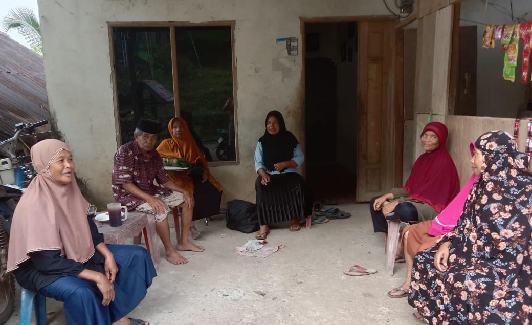 Afni saat berkunjung di rumah warga