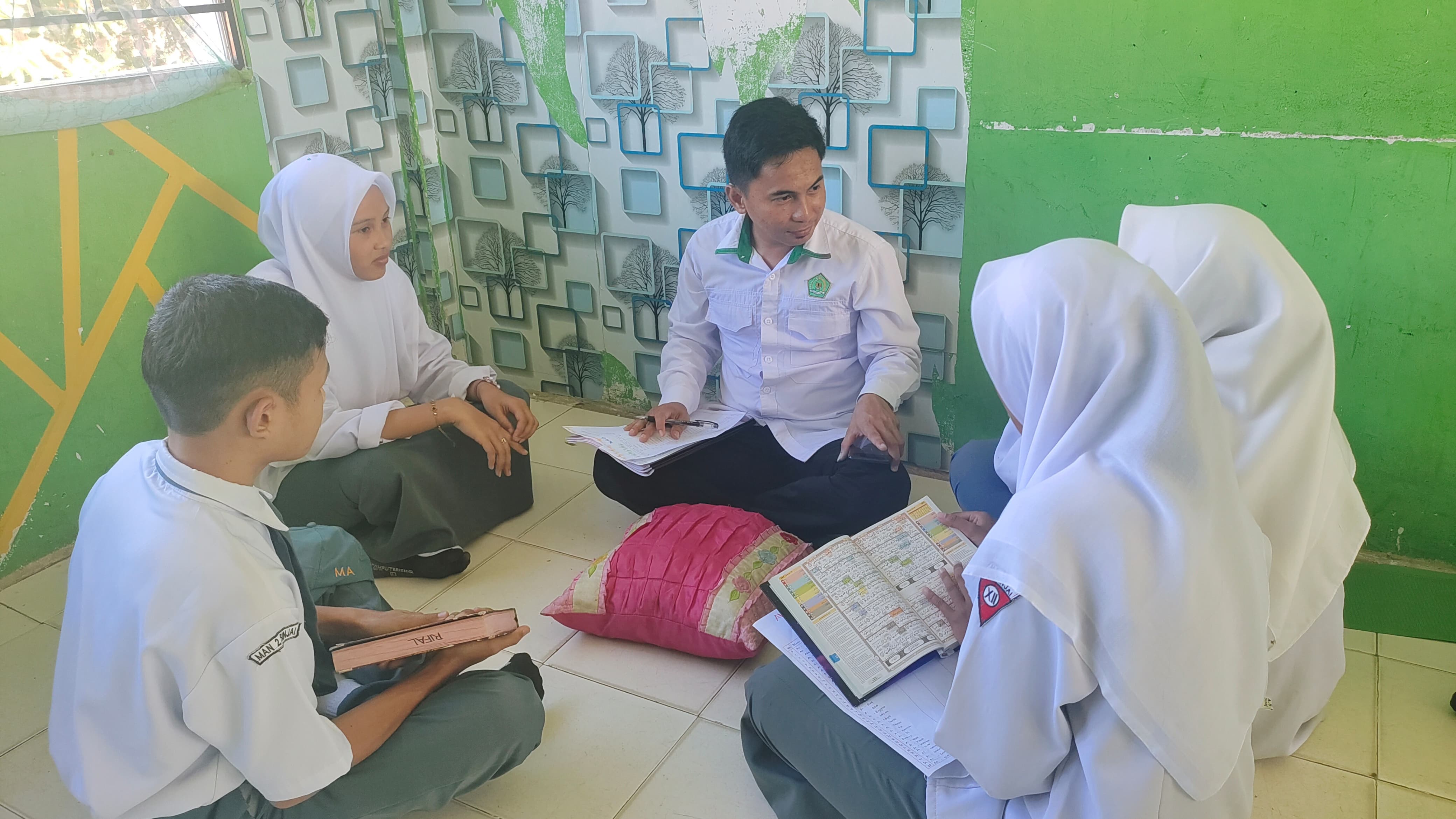 melaksanakan kegiatan setor hafalan Al-Qur'an dalam mata pelajaran Tahfidz yang diampu oleh Ismail Natsir