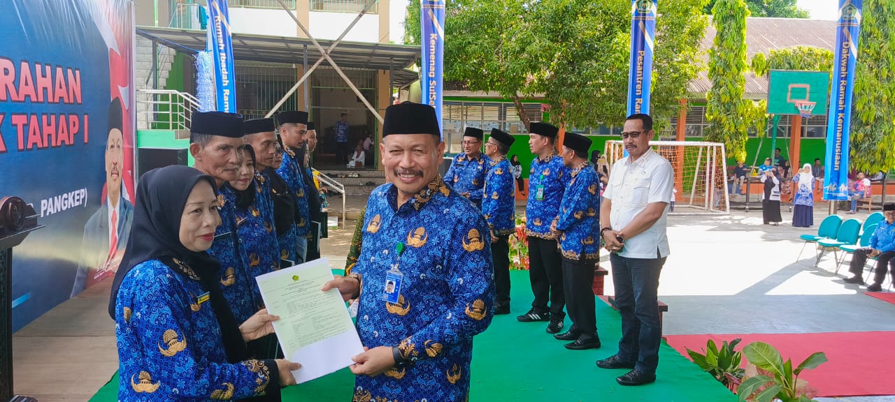 Saat Penerimaan SK secara Sombolis Oleh Kakanwil