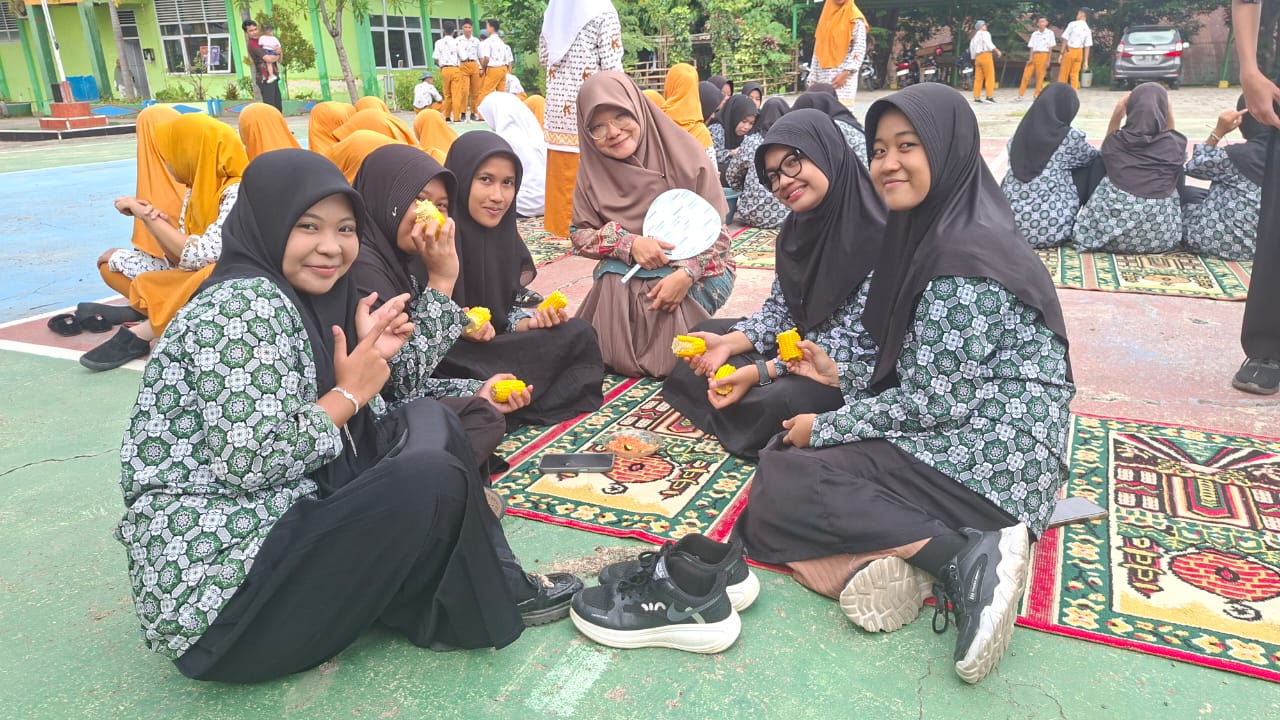 Suasana kekeluargaan nampak pada kegiatan ‘Snack Healthy Day’ MAN 1 Kota Parepare