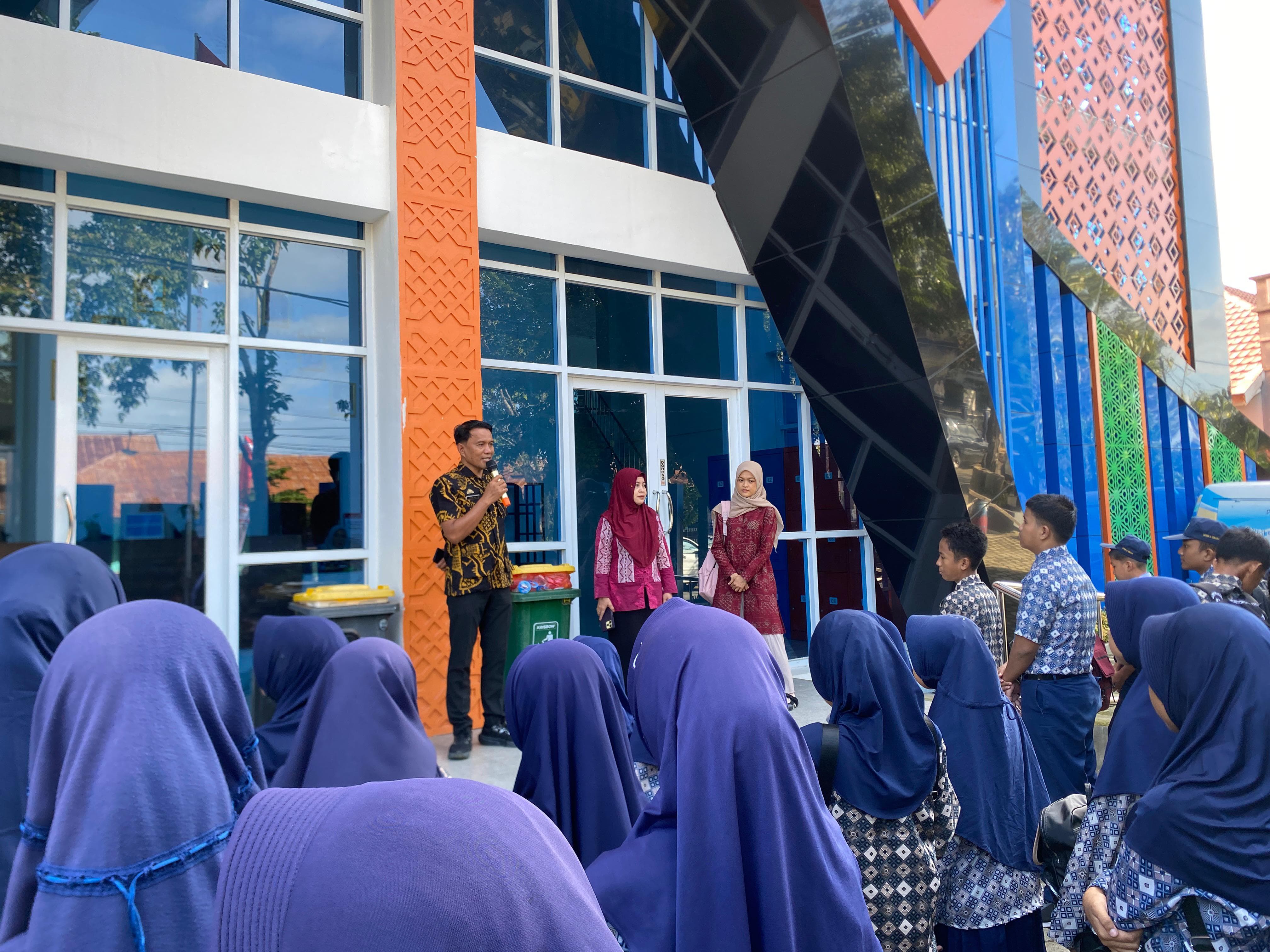 Peserta didik MTsN 4 Sinjai melaksanakan kunjungan edukatif ke Perpustakaan Daerah Kabupaten Sinjai