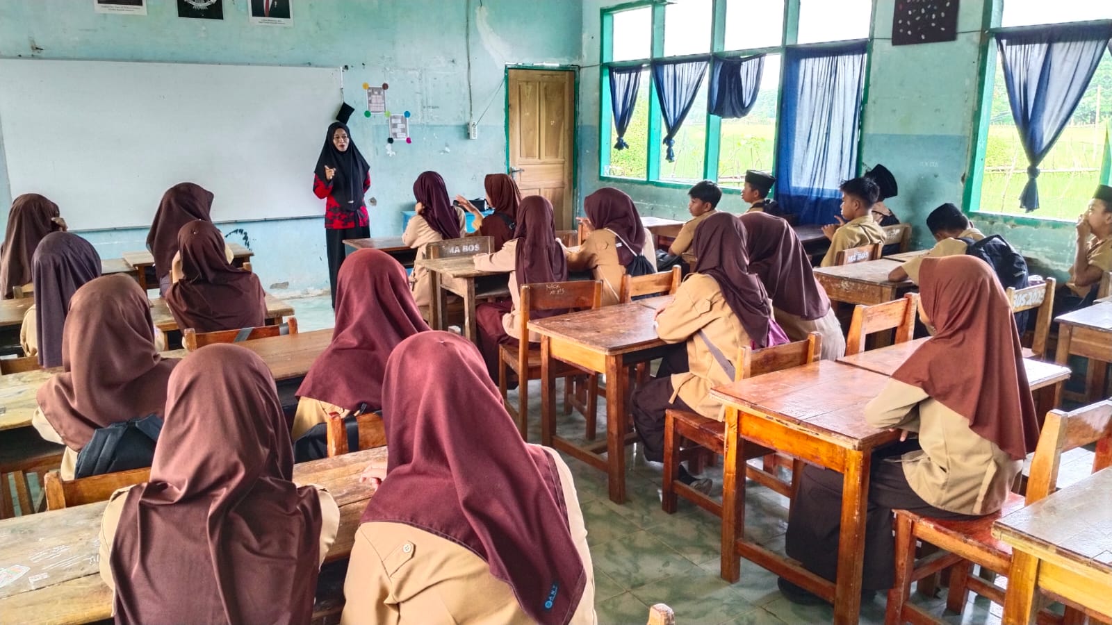 Penyuluh KUA Bantimurung di hadapan santri Darul Ulum (foto: ist).