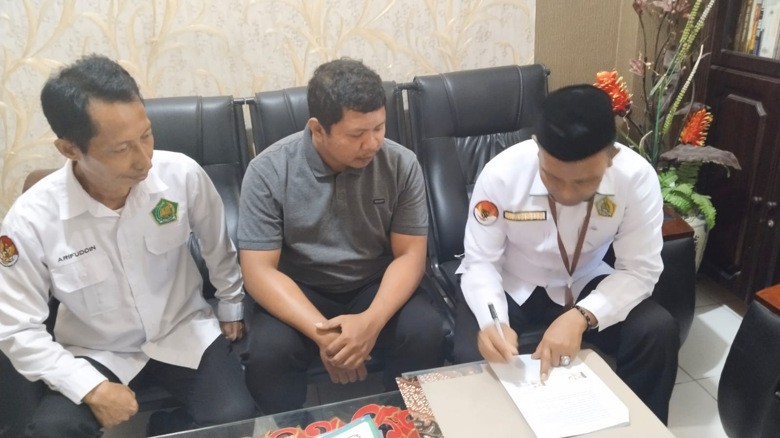 Kamad saat teken kontrak