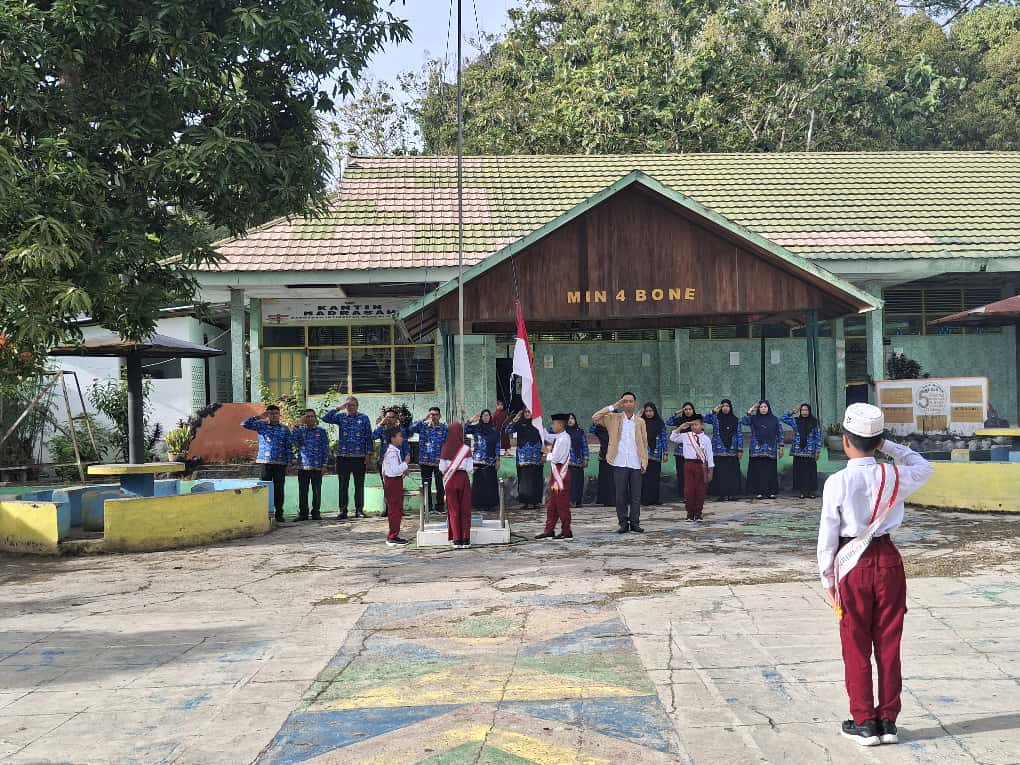 Momen pengibaran bendera merah putih pada peringatan Hari Pahlawan di MIN 4 Bone.