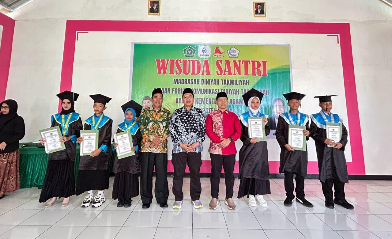 Foto bersama setelah penyerahan sertifikat
