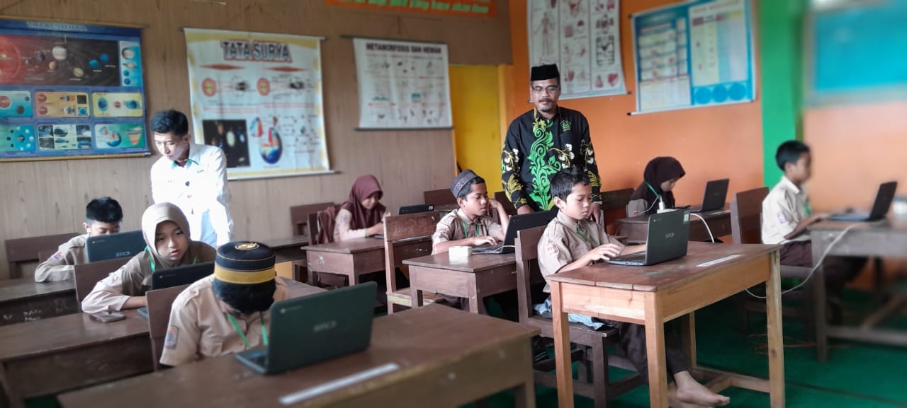 Pengawas di salah satu ruang ujian