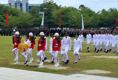 Siswi MAN pembawa baki HUT Ke-80 RI