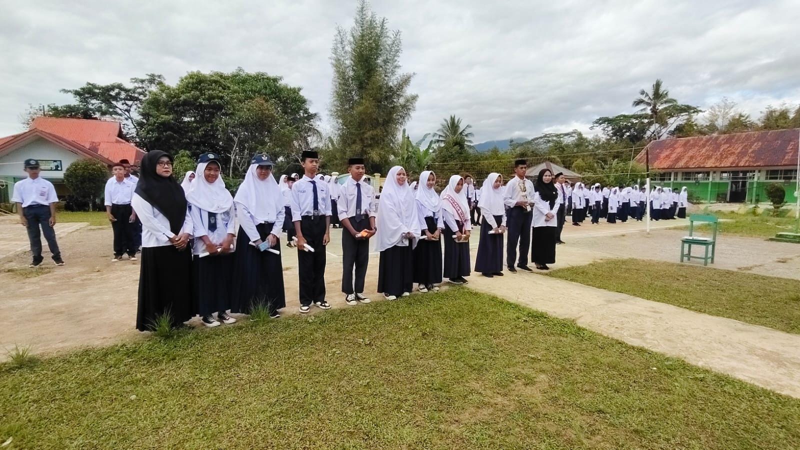 MTsN 2 Sinjai Berikan Reward bagi Peserta Didik Berprestasi Akademik dan Olahraga