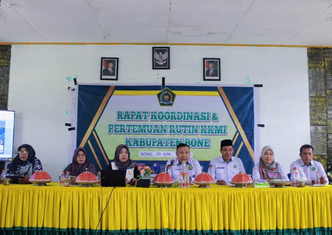 Kepala Kantor Kemenag Bone, Abdul Rafiq, memberikan arahan dan motivasi kepada para kepala madrasah dalam kegiatan KKMI di MIN 4 Bone.