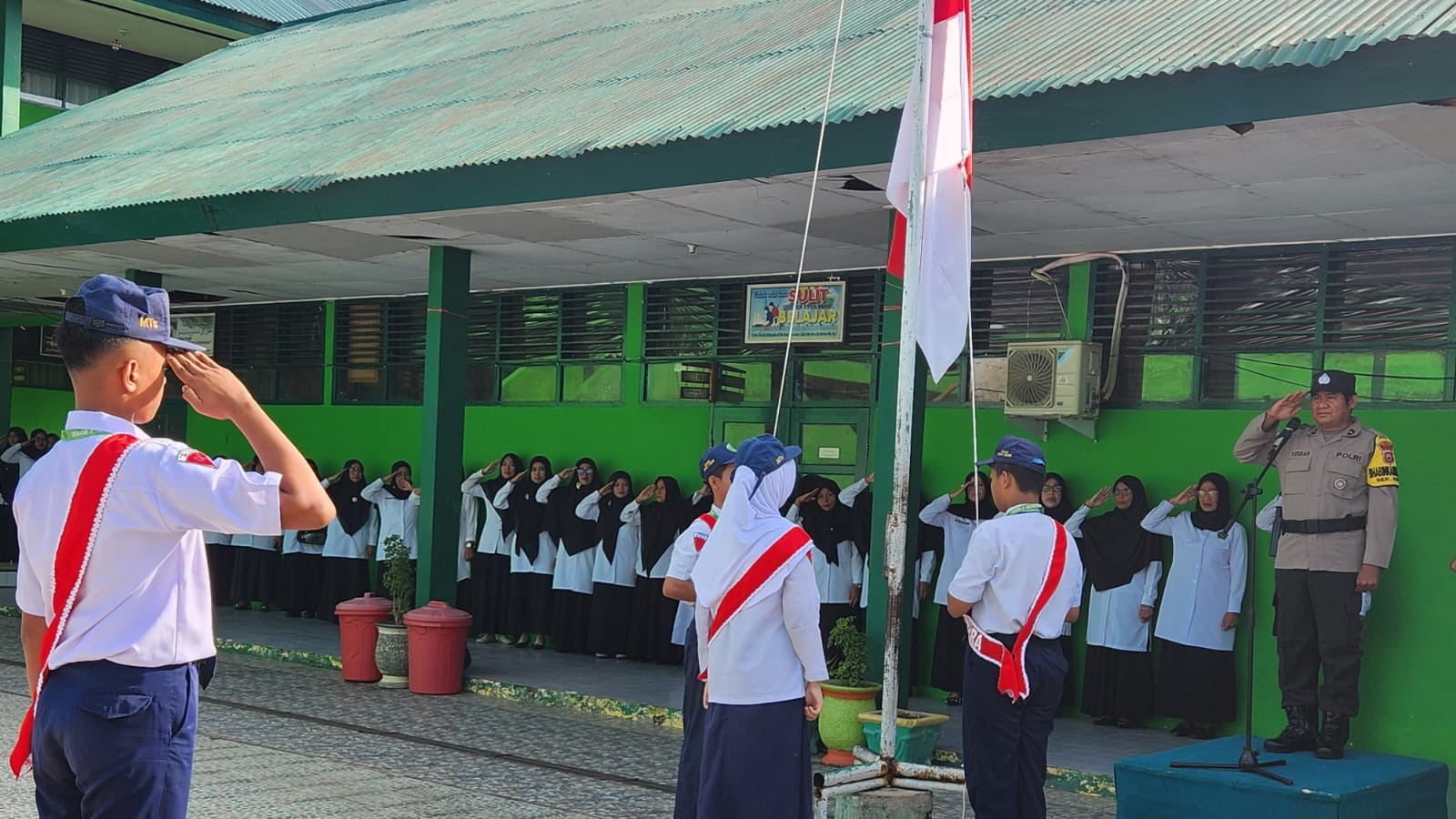 MTsN 1 Bone Dapat Pesan Penting dari Bhabinkamtibmas Yusran, SH