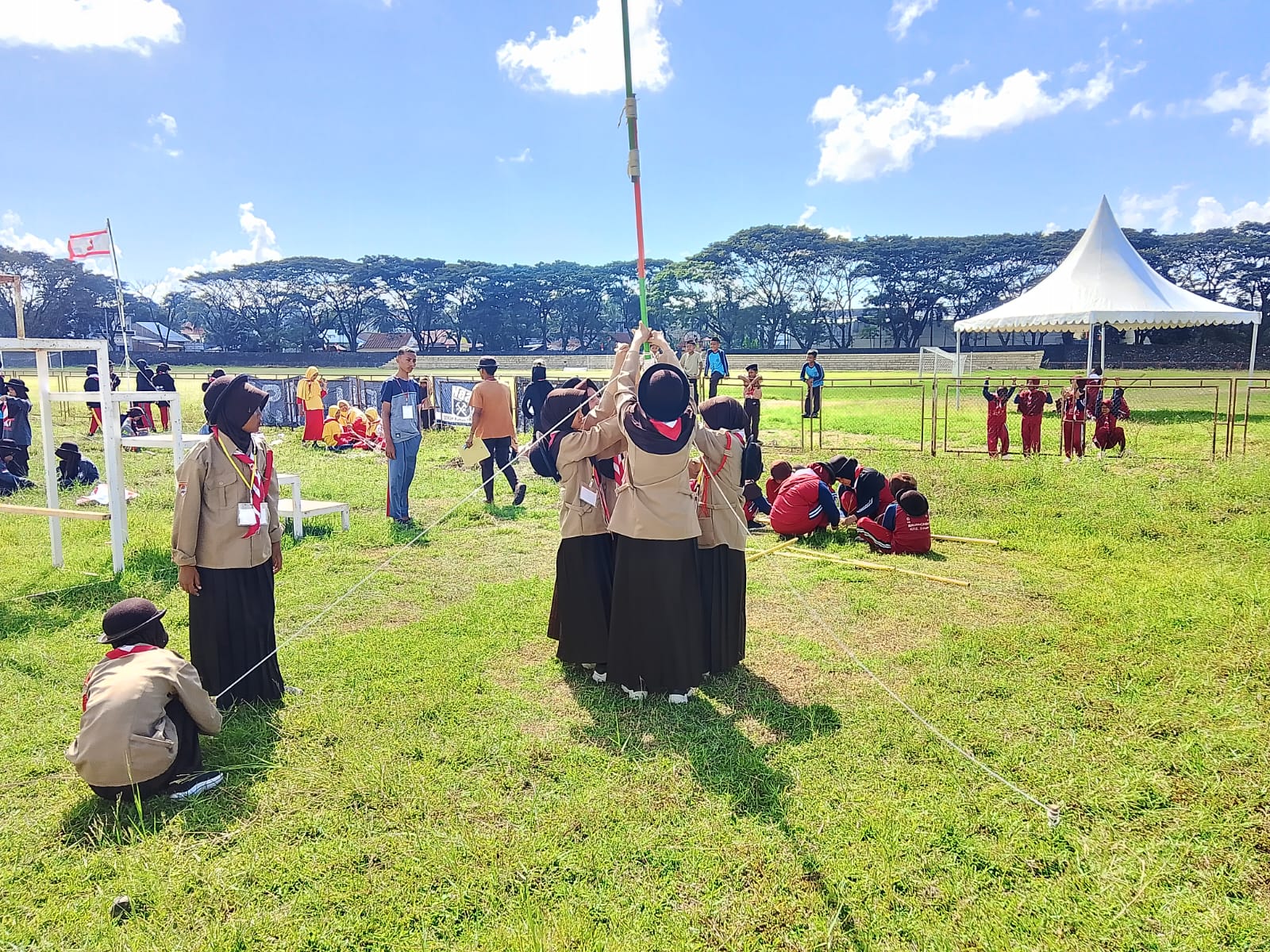 Pramuka Putri MIN 2 Sinjai Raih Juara 2 Lomba Pionering Perkemahan Galang Tegak