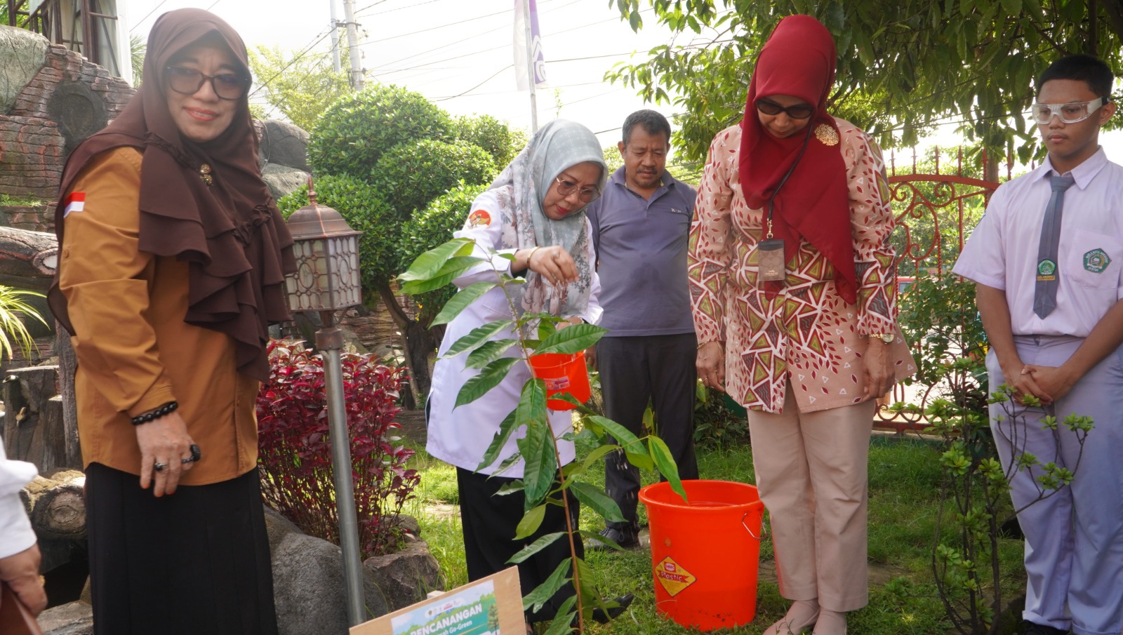 Kepala Madrasah Aliyah Negeri (MAN) 2 Kota Makassar Hj. Darmawati Canangkan Madrasah Go Green