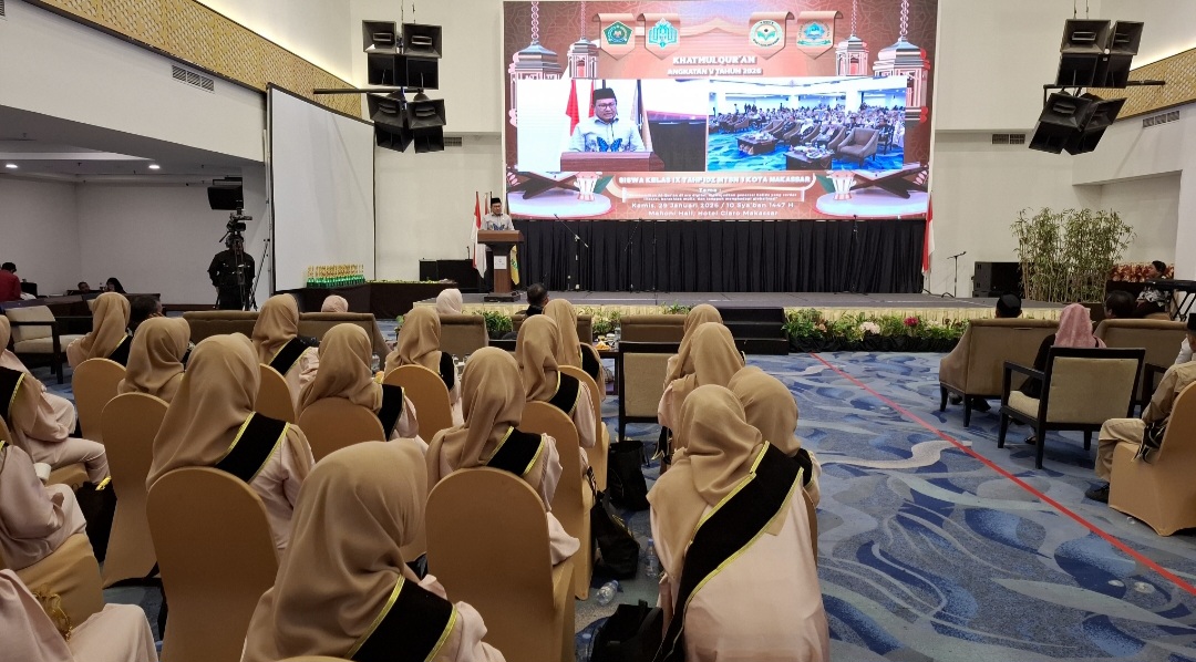 Kakankemenag Kota Makassar H.Muhammad memberikan Sambutan pelaksanaan Khatmul Qur’an Angkatan V Tahun 2026 MTsN 1 Kota Makassar