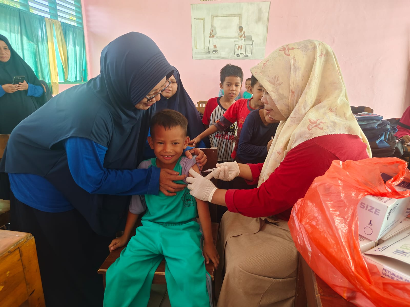 Siswa saat disuntik imunisasi