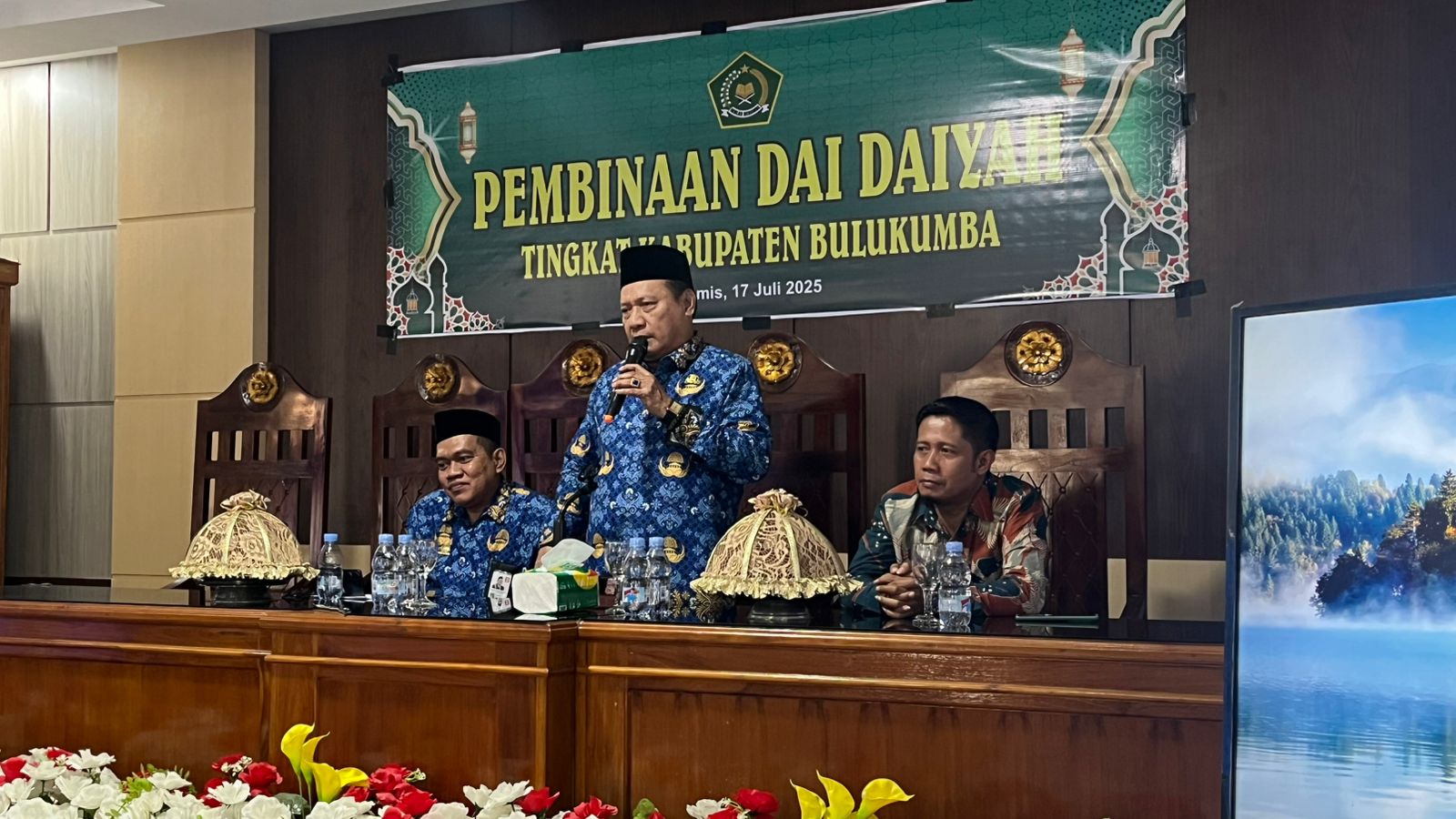 Kepala Kantor Kemenag Bulukumba, H. Misbah, Ketua Tim Kemitraan Umat dan HBI Kanwil Kemenag Prov. Sulsel bersama Kepala Seksi Bimas Islam, Syafruddin,