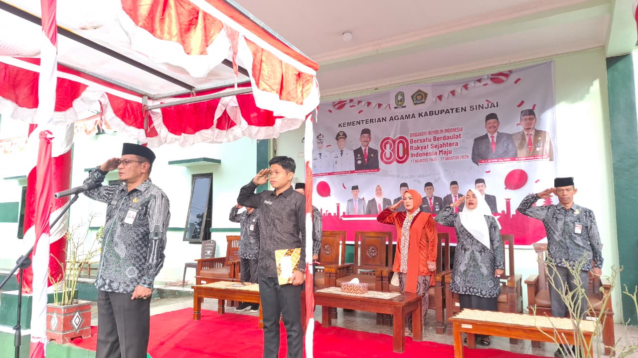 Suasana Khidmat HUT RI, Kakan Kemenag Sinjai Pimpin Upacara dan Anugerahkan Satyalancana