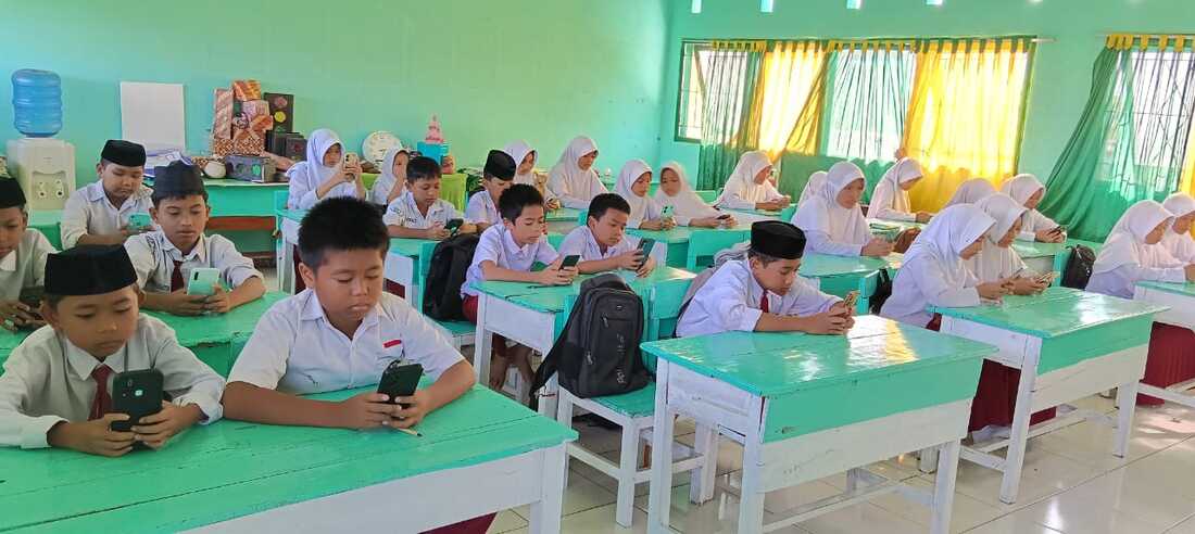 Peserta didik Kelas VI B MIN 7 Bone mengerjakan soal menggunakan android