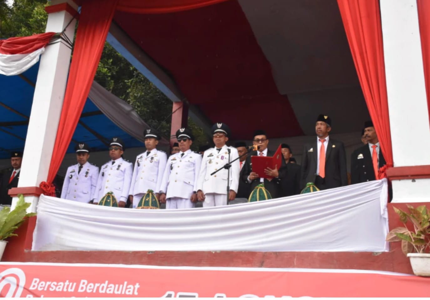 Kepala KUA saat pembacaan doa