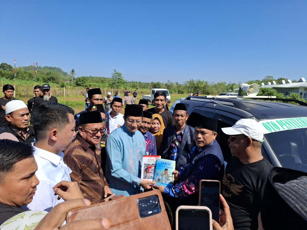 Menag Nasaruddin Umar saat meninjau lokasi pesantren di Maros dan mengapresiasi Oto Penyuluhan Ekoteologi Kemenag Maros.