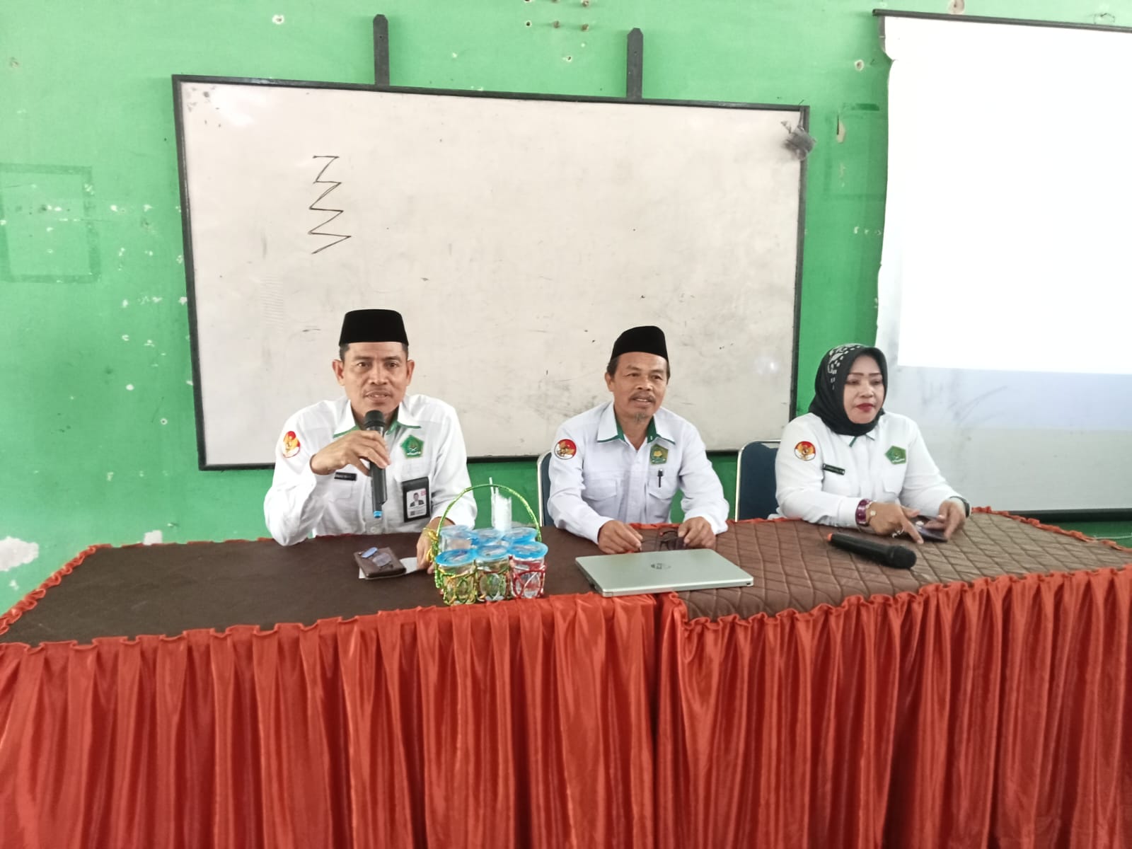 Kasi Penzawa Kemenag Bulukumba, Muhammad Ramli bersama Ibu Nurmiah, S.Ag., M.Pd. selaku Kepala MTsN 5 Bulukumba