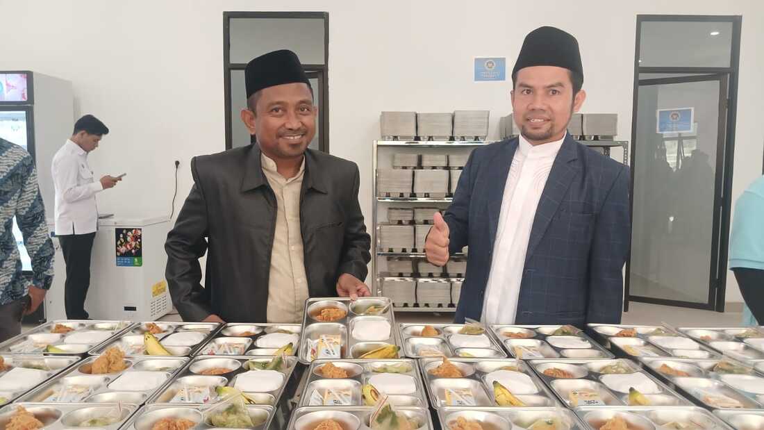 kepala KUA dan Penyuluh KUA Dua Boccoe melihat langsung makanan Dapur MBG