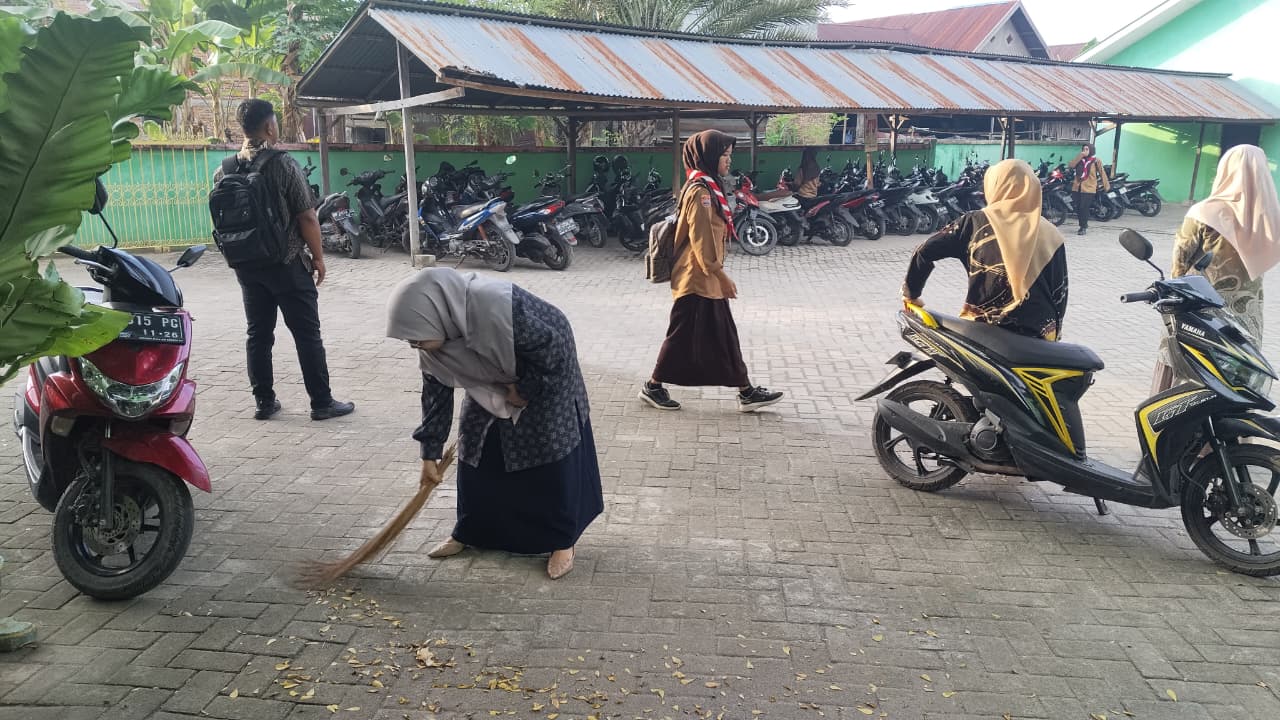 Guru MAN Sidenreng Rappang Budayakan Piket dan Bersih Lingkungan, Jadi Teladan Positif bagi Siswa