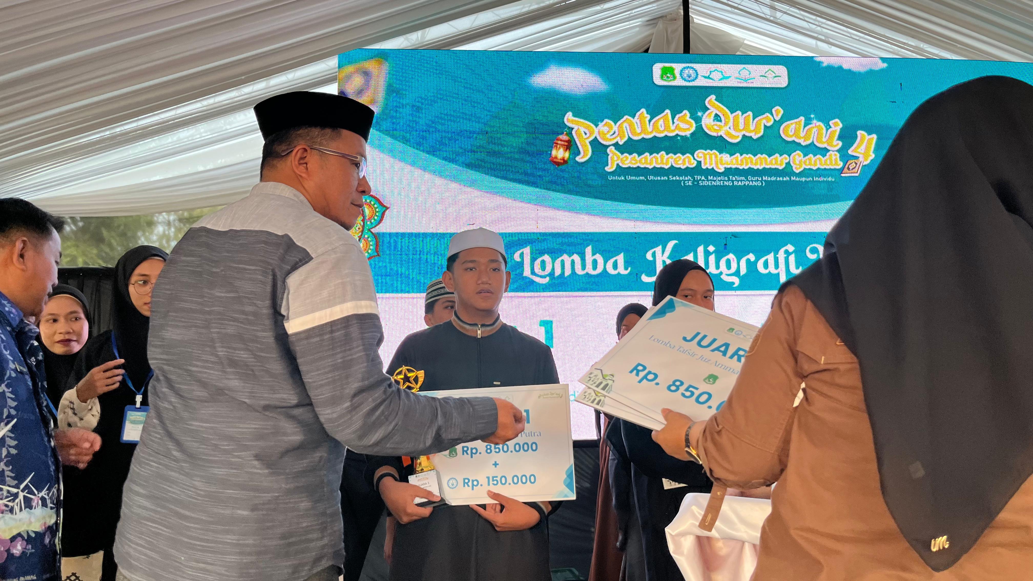 Meriah! Sekda Kab. Sidrap Tutup dan Apresiasi Pentas Qur'ani Pesantren Muammar Gandi