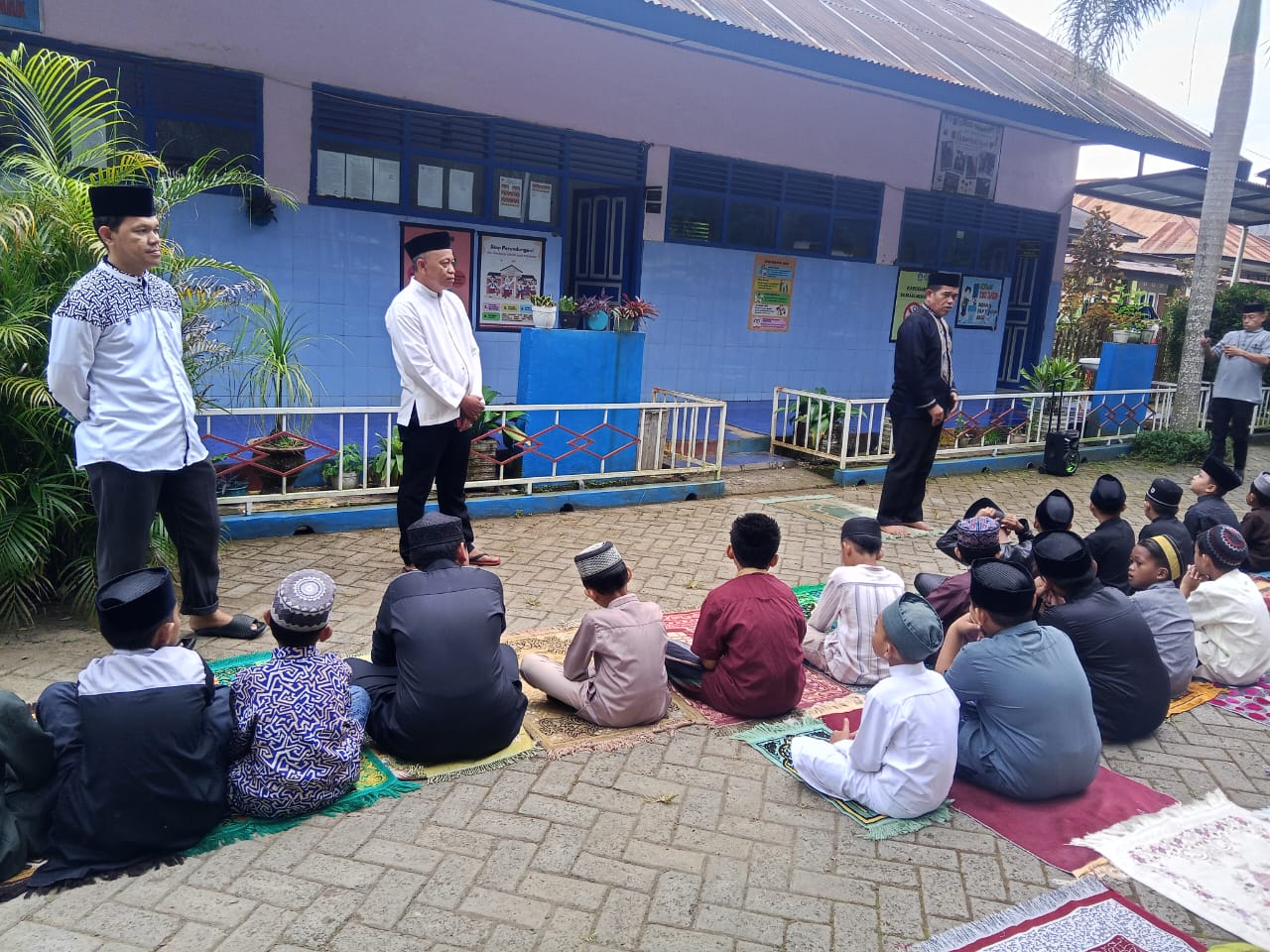 Kepala KUA Bantimurung, Mustafa bersama para penyuluh agama di SDN 72 Pakalu