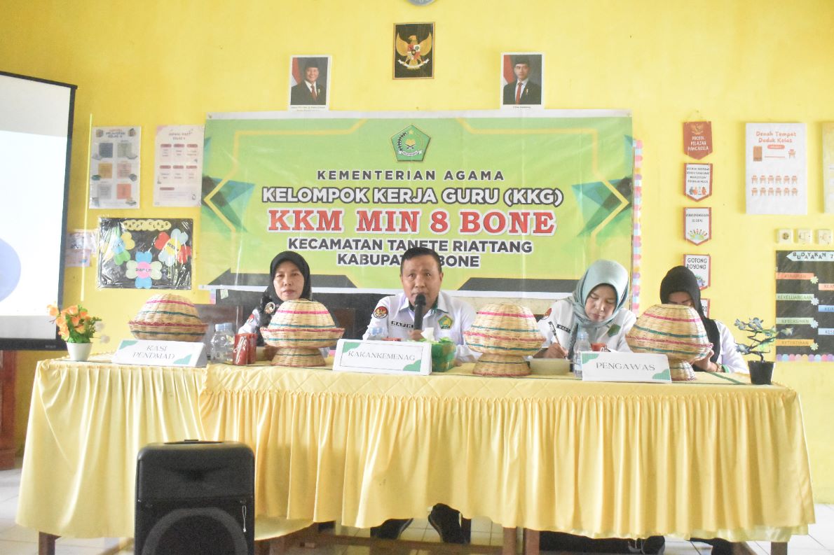 Kakan Kemenag Bone H, Abdul Rafik saat membuka rapat KKM MIN 8 Bone di MI Amir Al Jannah Tippulue