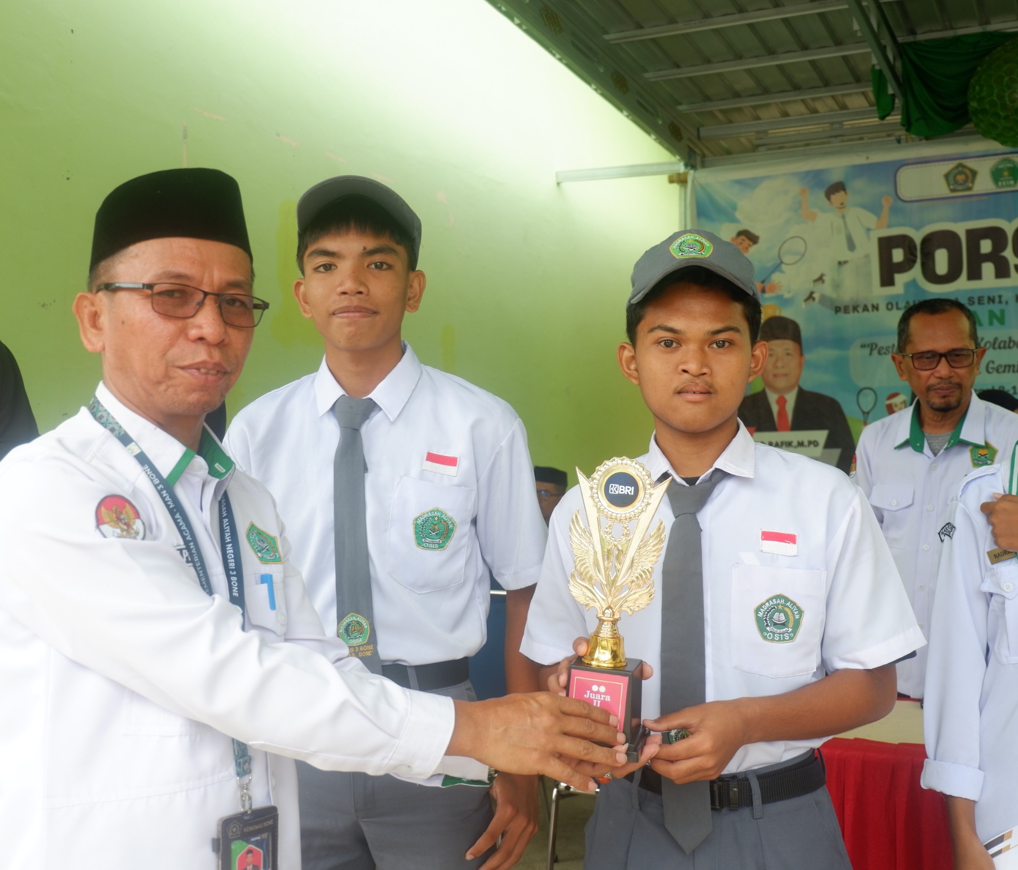 Penyerahan Piala PORSENI UNCAPI 2026
