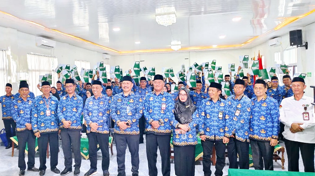 Serahkan SK PPPK Kemenag Wajo dan Soppeng, Ali Yafid : Jaga Marwah Korps ASN