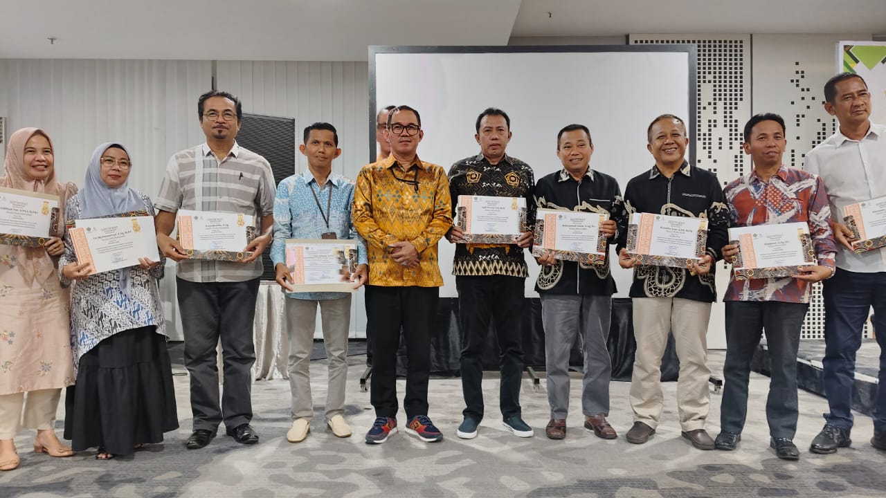 Kepala MTsN 1 Bone Raih Penghargaan Atas Kinerja Gemilang