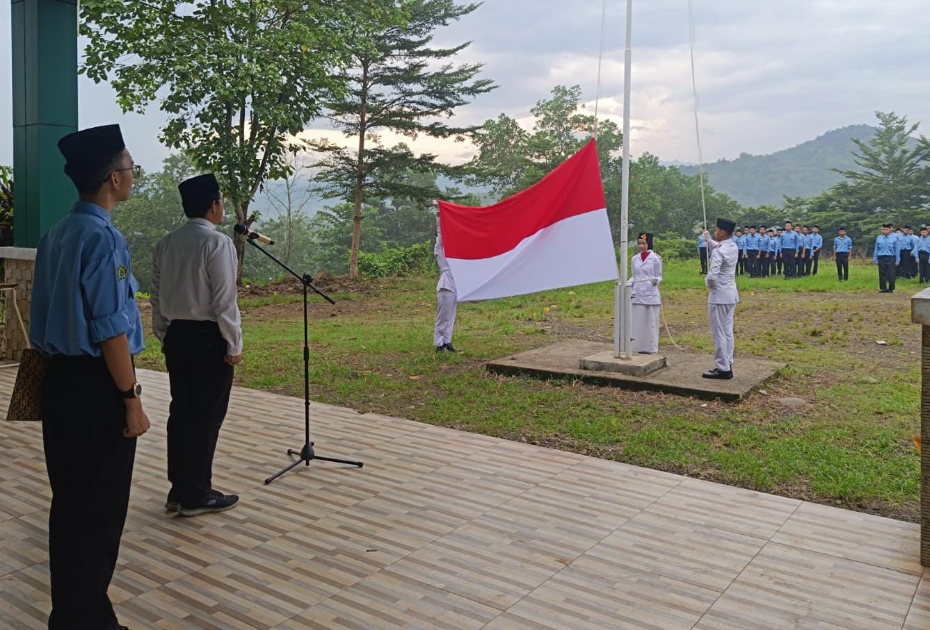 Pengibaran bendera berlangsung hikmad