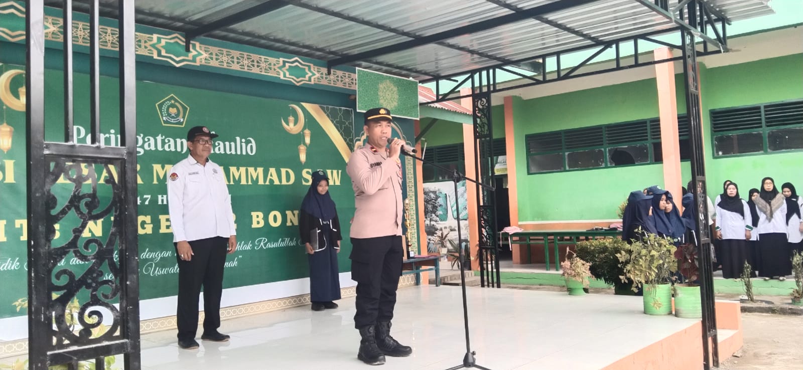 Wakapolsek Ajangale Jadi Pembina Upacara di MTsN 2 Bone