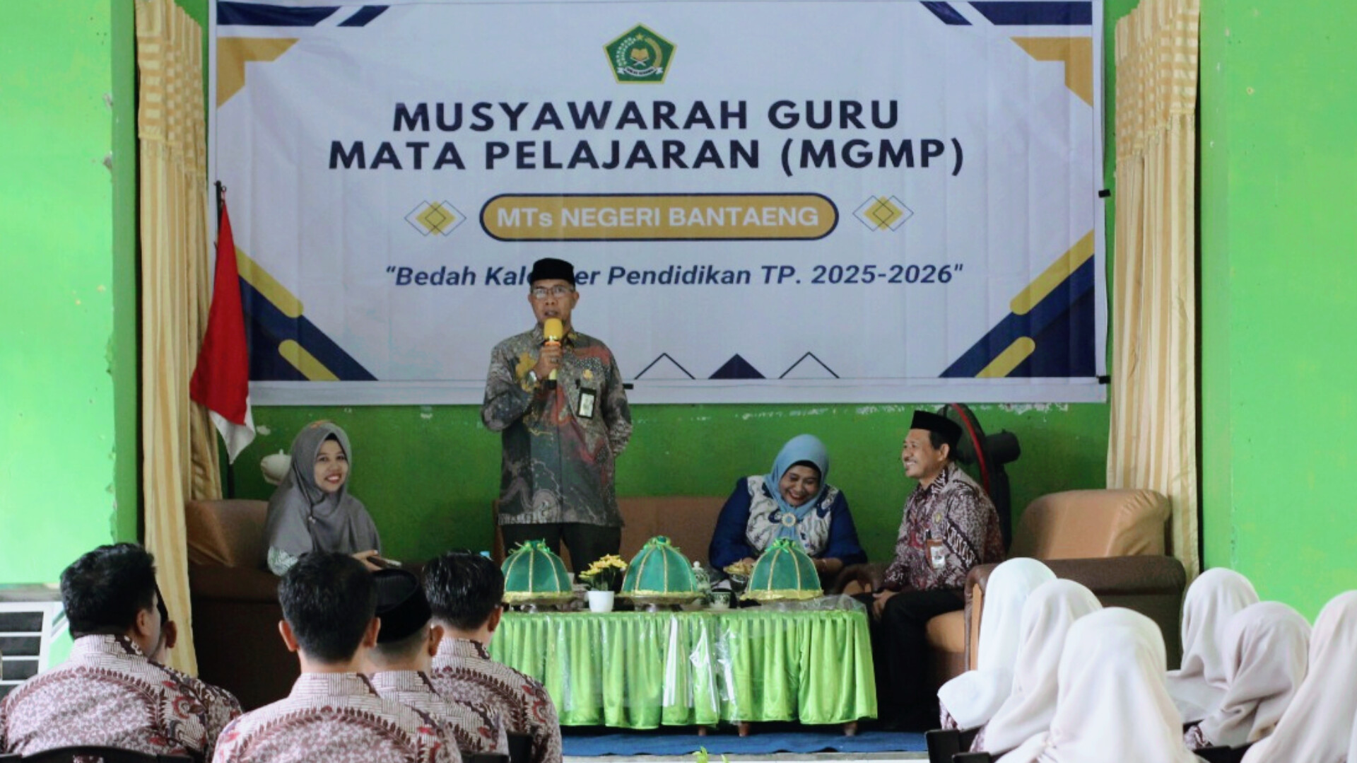 Kakan Kemenag Bantaeng sampaikan sambutannya di forum MGMP MTsN 1 Bantaeng pada 14 Juni 2025