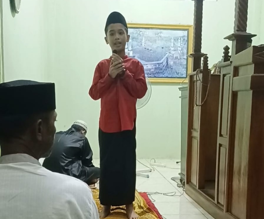 Peserta didik MIN 1 Bone menyampaikan ceramah silamaiah di malam ke-12 Ramadhan