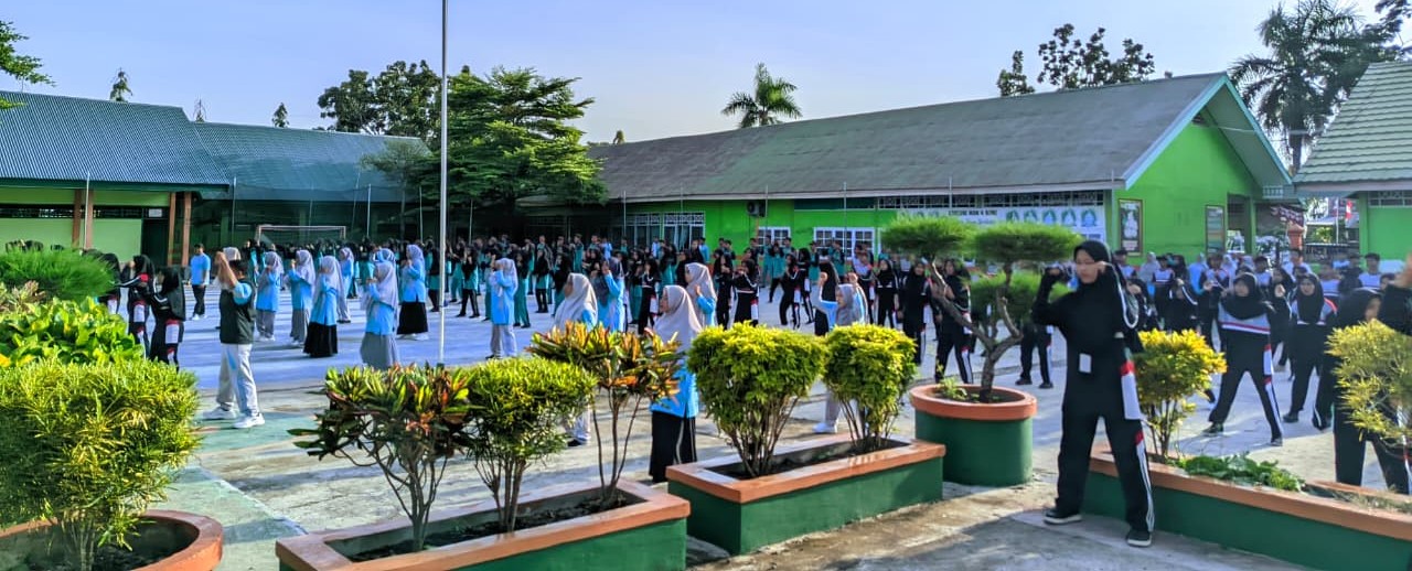 Suasana Senam Sehat di Lapangan Utama MAN 4 Bone