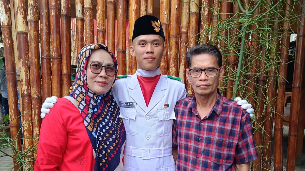 Santri MA Ponpes As’adiyah Dapoko, Ghulam Faslih, Kibarkan Sang Merah Putih di HUT RI ke-80 Kabupaten Bantaeng pada Ahad, 17 Agustus 2025 (Foto: umr)