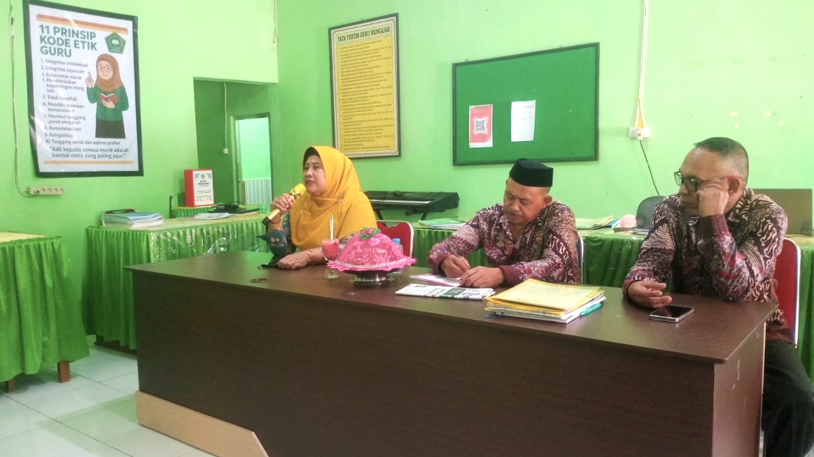 Pengawas Bina MTsN Bantaeng Laksanakan Supervisi Manajerial Tugas Tambahan Guru pada Rabu, 6 Agustus 2025 (Foto: Humas MTsN Bantaeng)