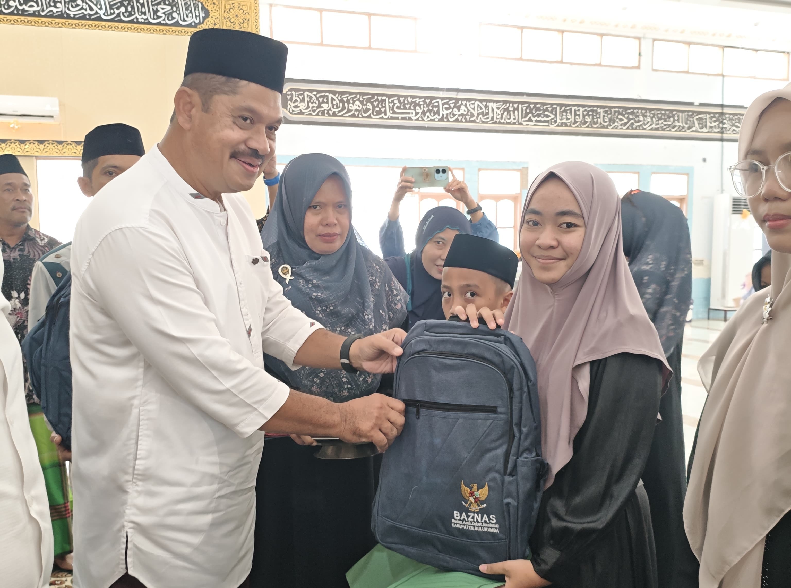 Senandung Mutiara Raja saat menerima Hadiah Juara 1 lomba ceramah keagamaan. Hari-Hari Besar Islam (PHBI) Bontobahari