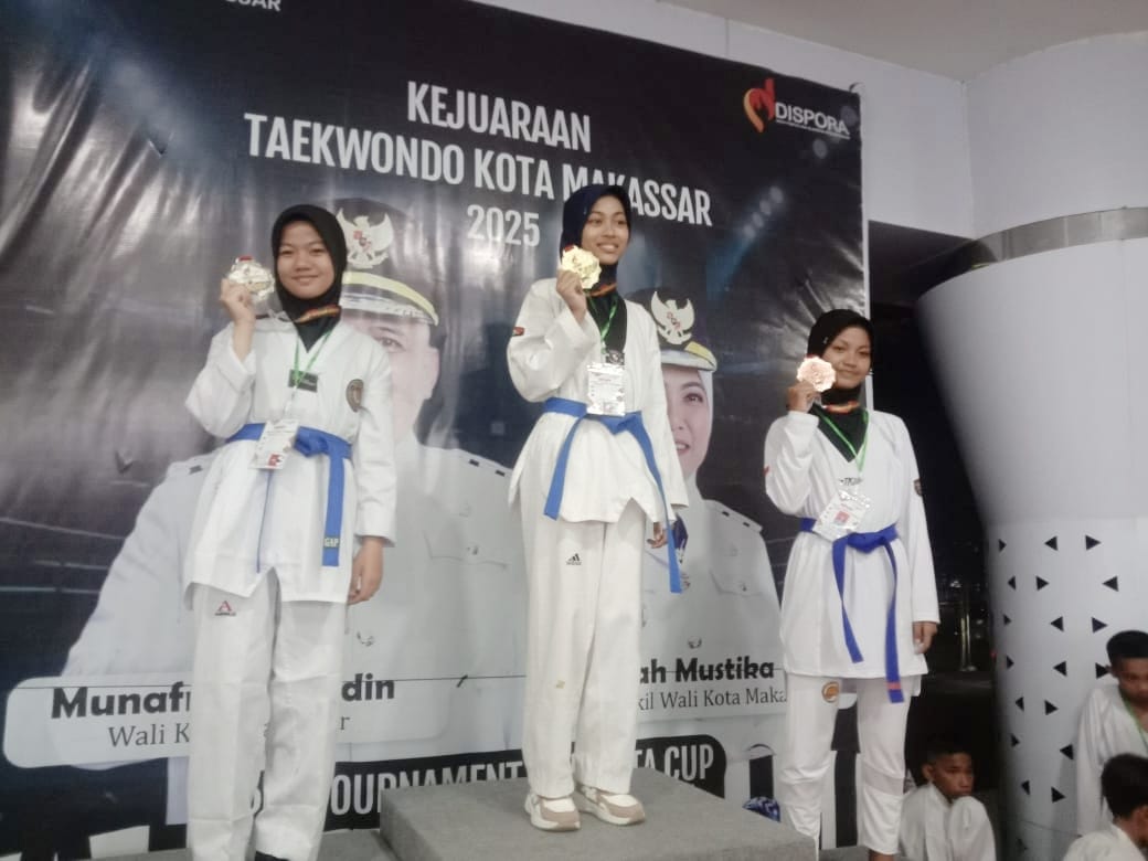 Zahra saat menerima medali