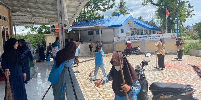 MAN 2 Sinjai Bersih-bersih Masjid Al-Muhajirin