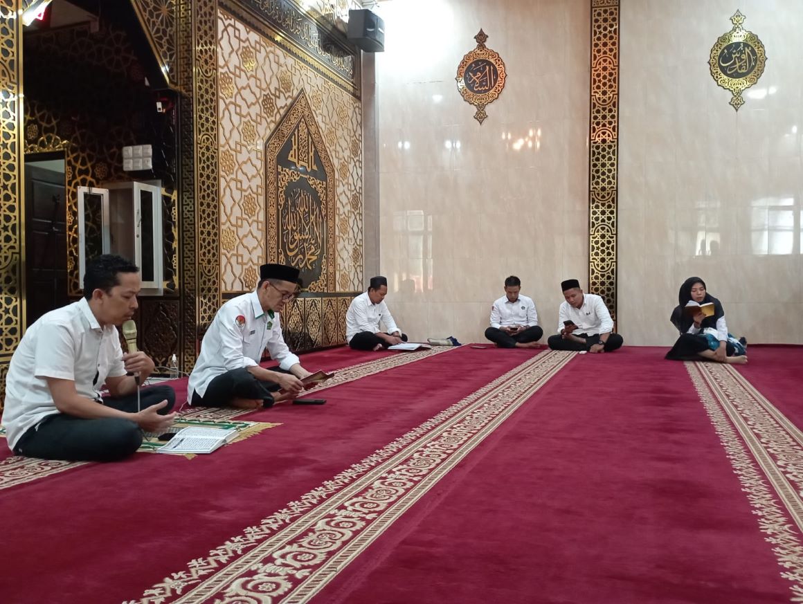 Sekolompok ASN Kantor Kemenag Kabupaten Bone sedang tadarus di Musholla kantor