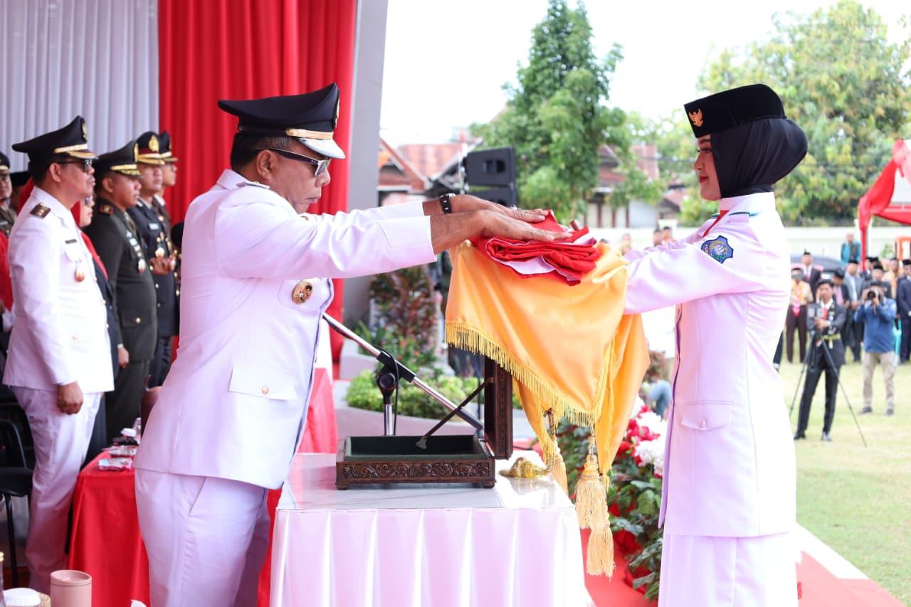 Suasana Penugasan Siswa MAN 2 Bulukumba sebagai Pembawa Baki dalam Upacara HUT RI Ke-80 Kabupaten Bulukumba